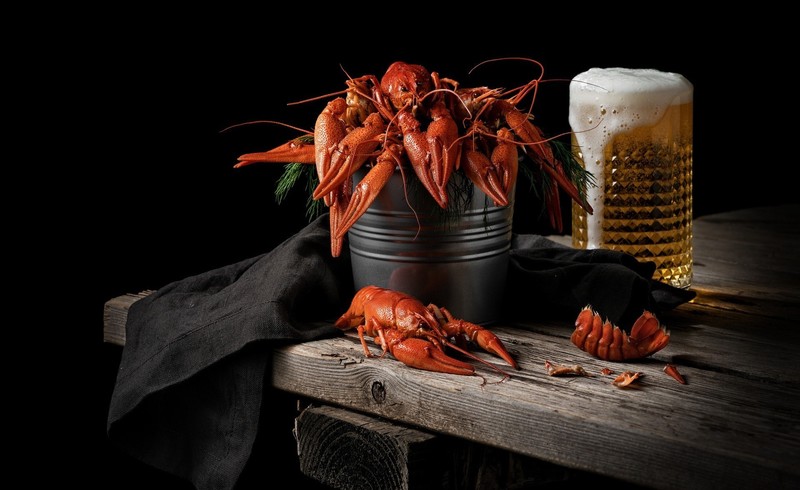 food, still life, seafood, beer, drinking glass, alcohol, lobsters, wooden surface, bucket