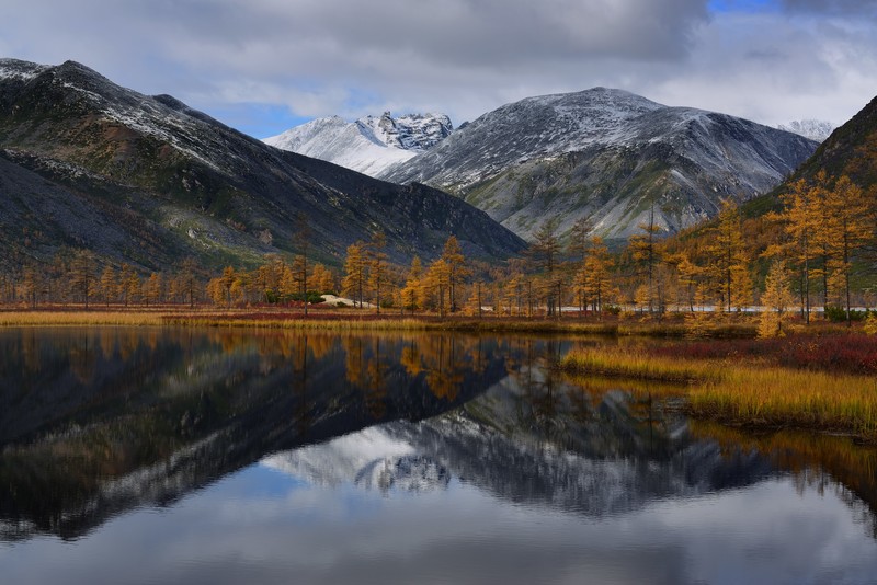 Russia, lake, landscape, nature, mirrored, reflection, mountains, clouds, snowy peak, trees, fall, photography, Maxim Evdokimov