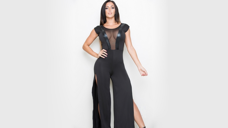 models, claudia sampedro, hands on hips, brunettes, dress, simple background