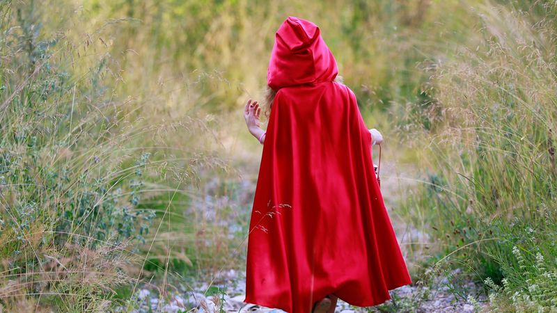 mantle, red, child, walk, grass, 4k