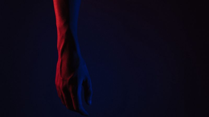 hand, lighting, dark, 4k