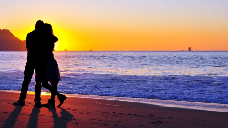 couple, silhouettes, hugs, love, shore, sunset, 4k
