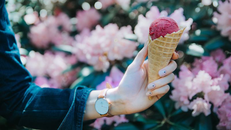 ice cream, ice cream cone, hand, manicure, blur, 4k