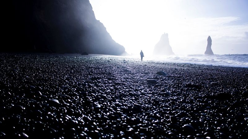 silhouette, fog, pebble, coast, 4k