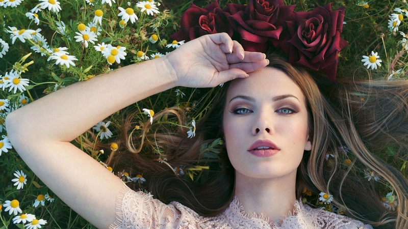 red, wreath, model, rose, woman, girl, green, tia clifton, summer, flower, daisy