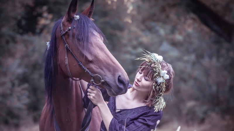 wreath, model, horse, woman, kiss, animal, vara, girl, purple, summer