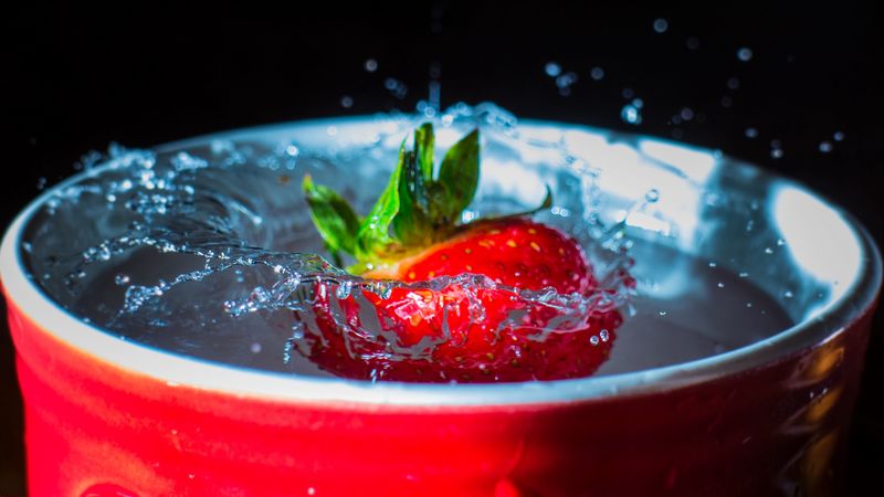 strawberry, splashes, splash, mug, 4k