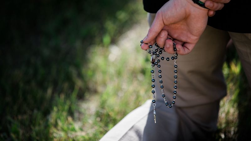 hand, beads, faith, 4k