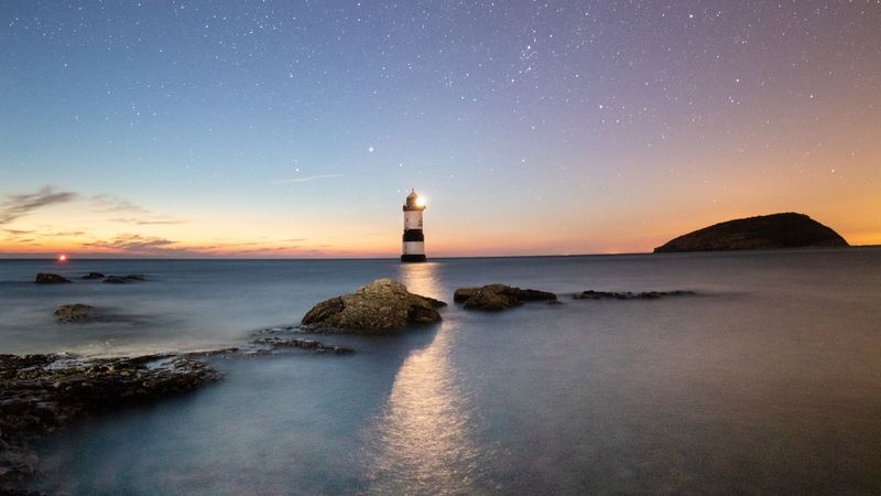 lighthouse, starry sky, sea, penmon, united kingdom, 4k
