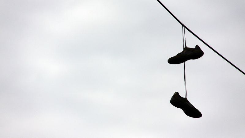 sneakers, bw, wire, minimalism, 4k