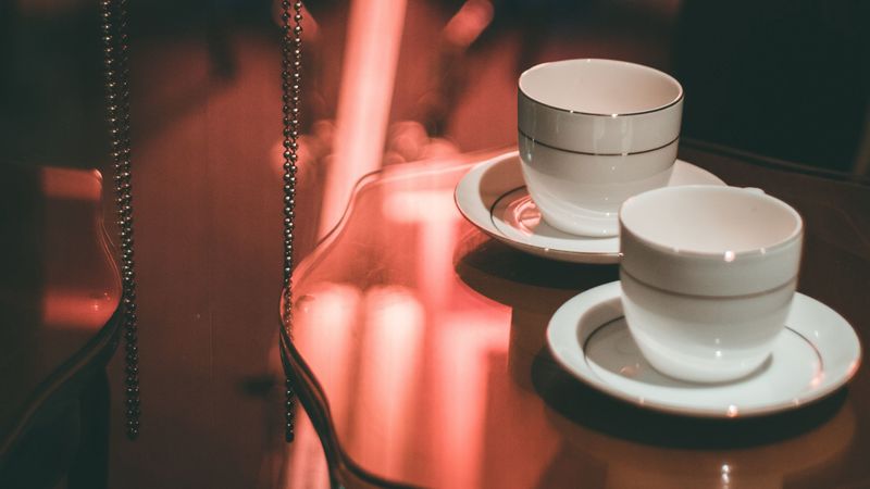 cups, table, chains, 4k