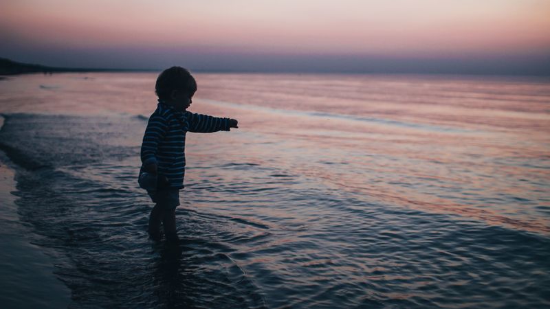 child, kid, childhood, sea, sunset, 4k