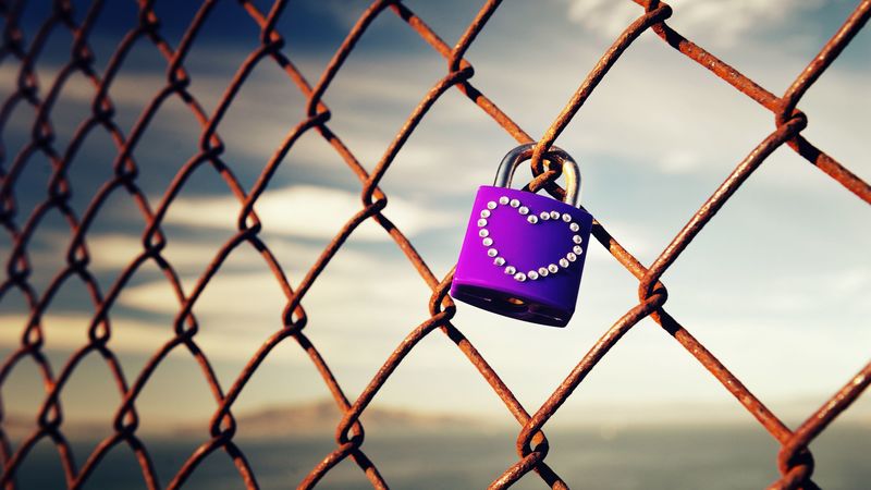 lock, heart, mesh, fence, rust, 4k