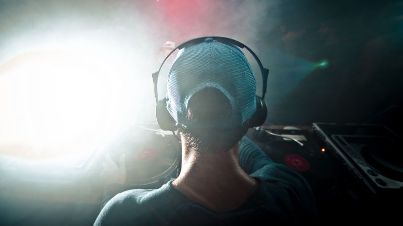 dj, headphones, cap, smoke, music, 4k
