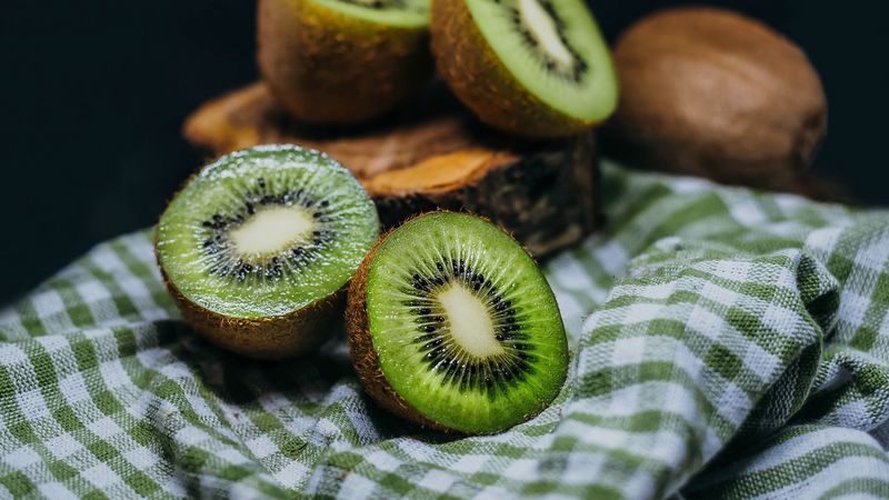 kiwi, fruit, ripe, juicy, green, 4k