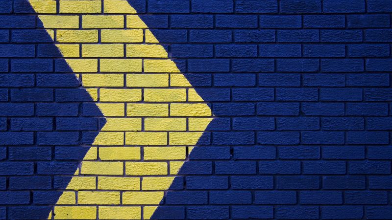 wall, brick, arrow, blue, yellow, pointer, direction, 4k