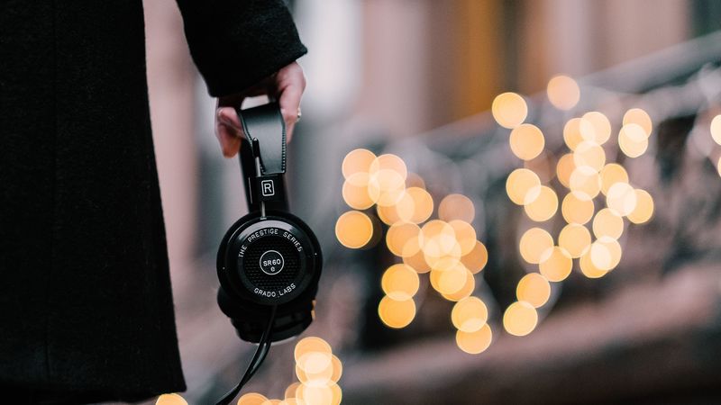 headphones, hand, coat, glare, 4k
