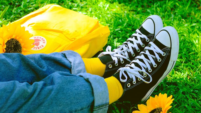 legs, sneakers, summer, grass, yellow, flower, 4k
