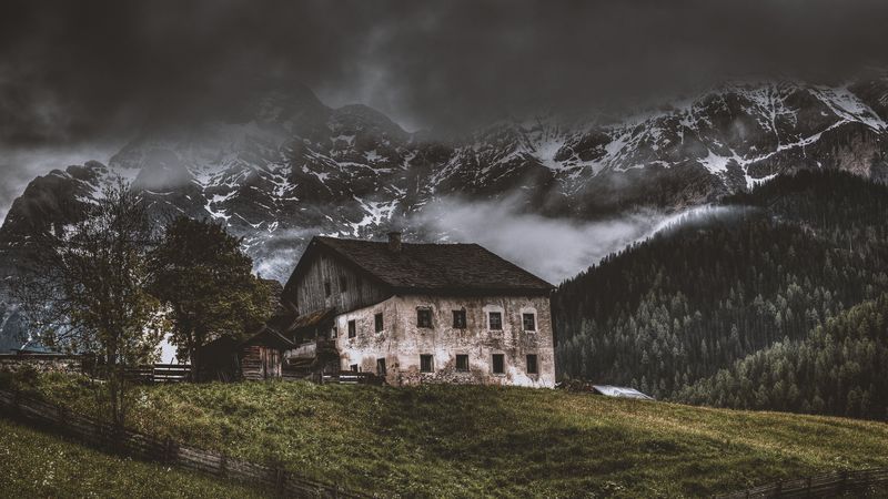 mountains, house, old, solitude, grass, fence, fog, 4k