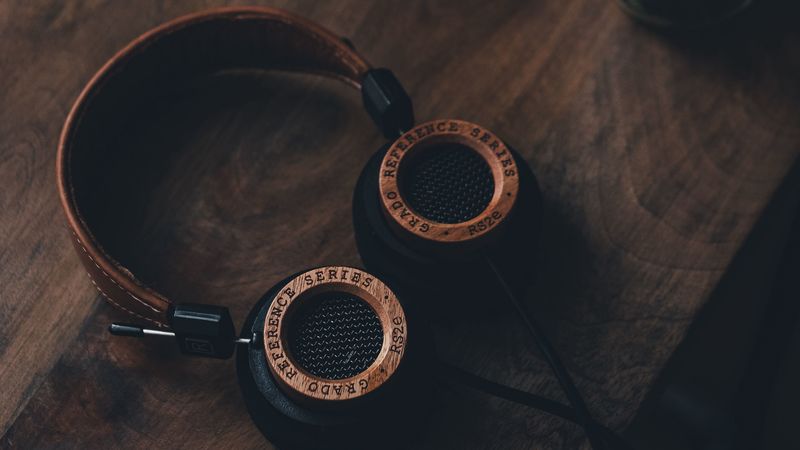 headphones, table, sound, wooden, 4k