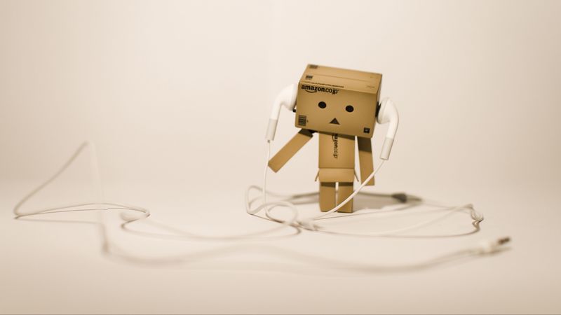 danbo, cardboard robot, headphones, 4k