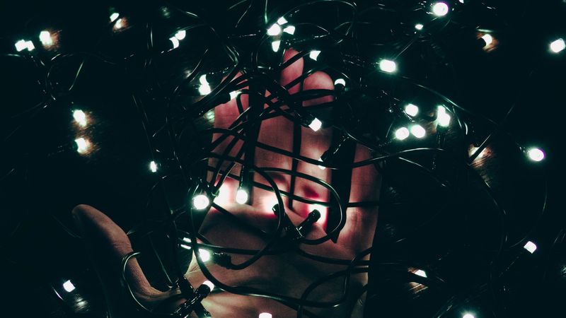 garland, hand, light, dark, 4k