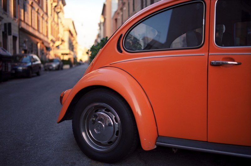 orange vintage volkswagen beetle with a reflection in the back window, _orange vintage beetle 4k
