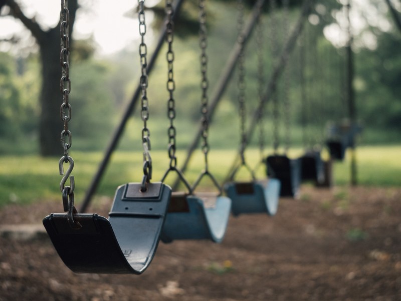 chainlink swings at the playground, playground swings 4k