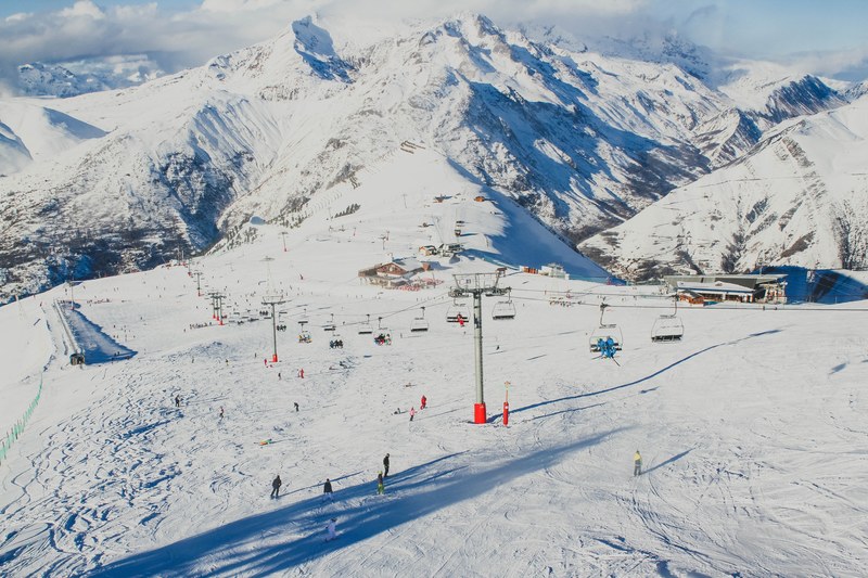 people doing winter sports at a snowy ski resort, winter 4k