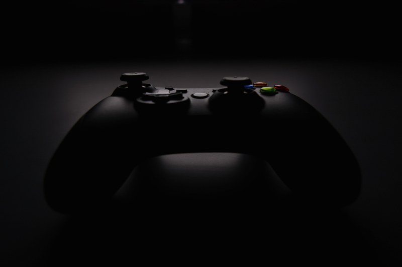 a dark background photograph of an xbox controller, dark xbox controller 4k