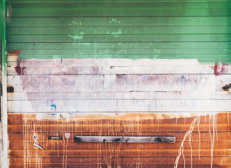 garage door wall paint drip and drip 4k