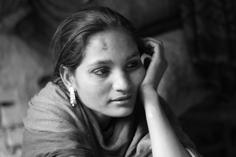 black and white shot of woman with earring resting her face on hand in kolkata, attractive woman kolkata 4k