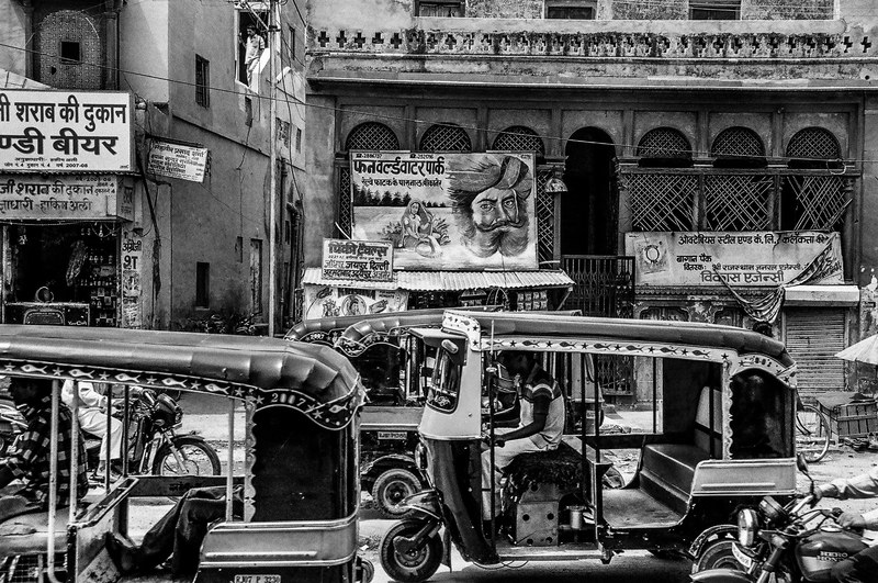 traffic street monochrome and black and white 4k
