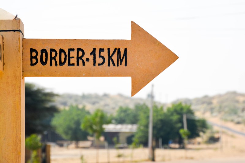 desert pakistan border milestone and arrow 4k