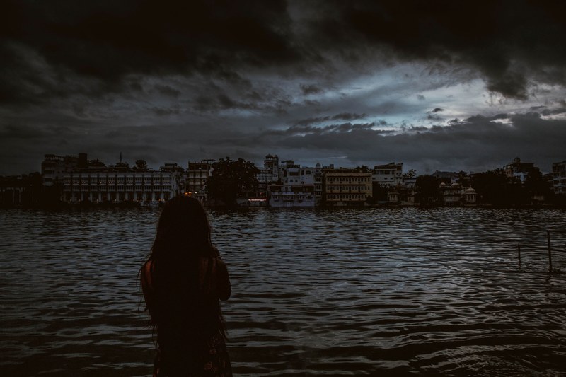 girl indium udaipur and lake 4k