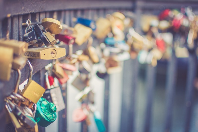 love key bridge and padlock 4k
