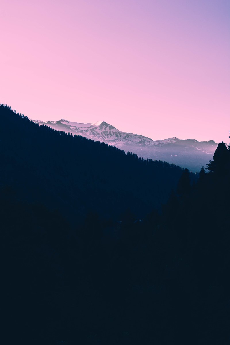 a dark sunset over snow covered mountains and a pink sky, _dark sunset on snow covered mountain 4k