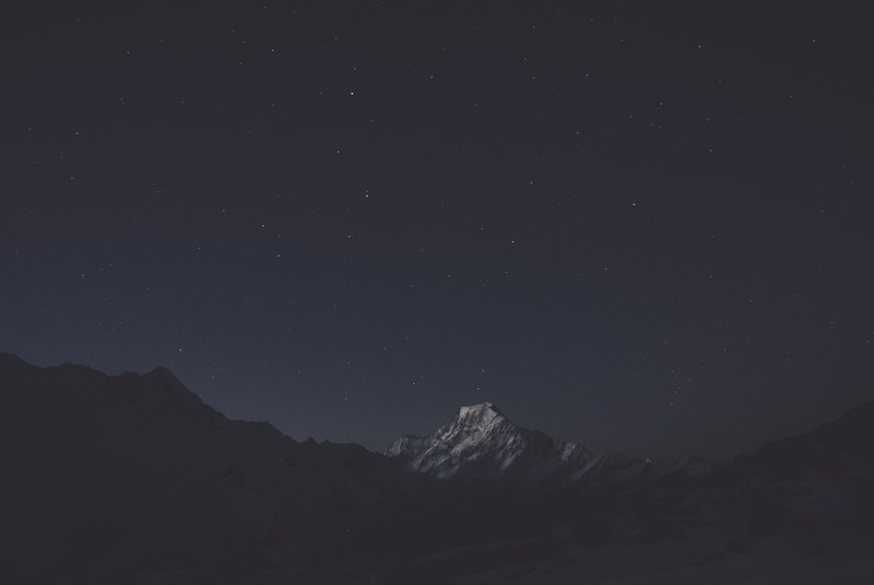 night sky over a snow capped mountain in aorakimount cook national park, aoraki king of the mountains 4k