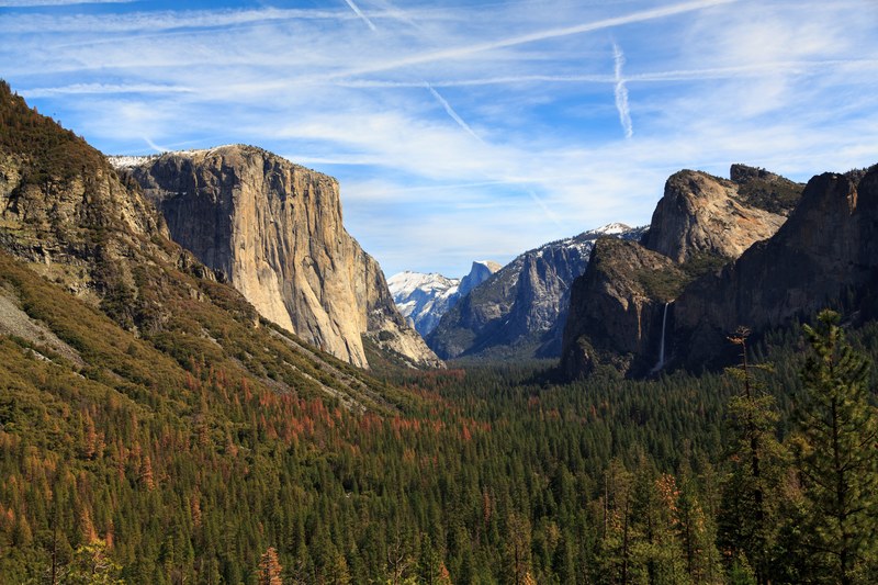 condensation trails from planes over the picturesque yosemite valley, plane trails over yosemite 4k
