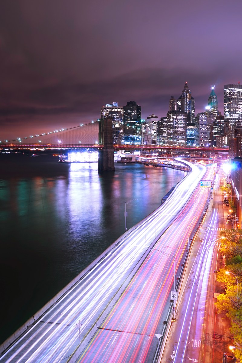 light trails on a road near the manhattan bridge at night, lights on manhattan bridge 4k