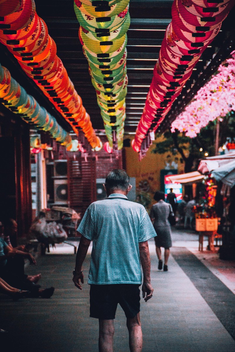 an elderly man strolling in the marketplace in singapores chinatown, elderly man in the marketplace 4k