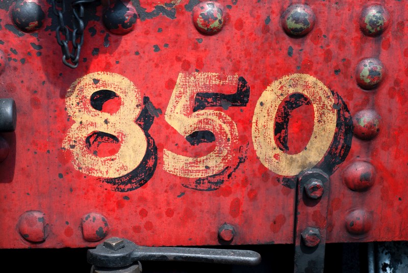 typeface metal number and red 4k