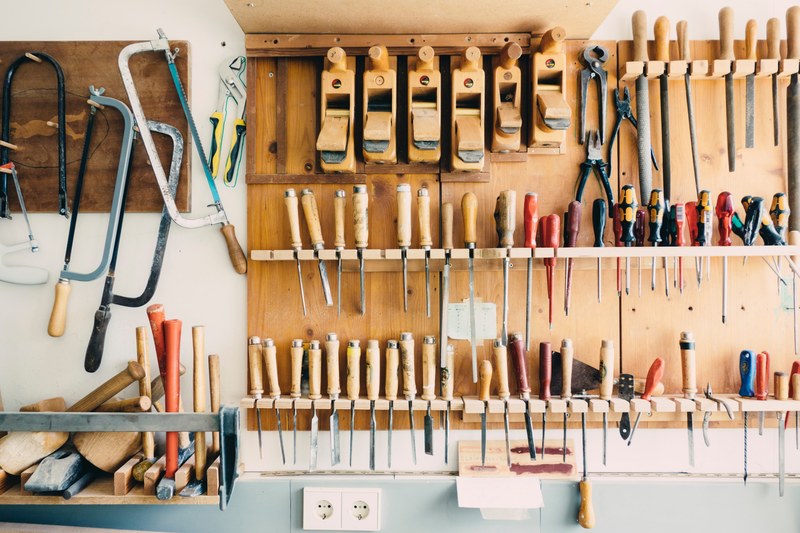 workshop tool screwdriver and hammer 4k