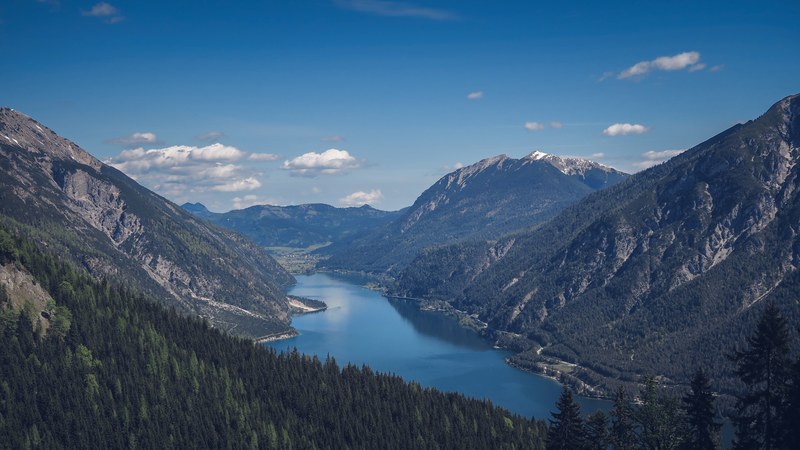 a lake in a wooded mountain valley in brenkopf, mountain lake in a valley 4k