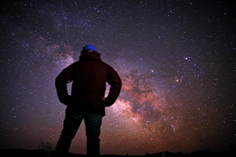 a man looking up at the milky way and stars at goblin valley road, _man stars goblin valley 4k