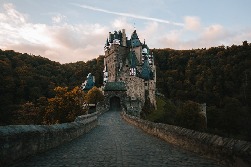 early morning autumn vibes at eltz castle 4k