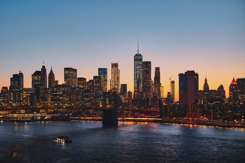 the new york city skyline and manhattan bridge at sunset, manhattan in the distance 4k