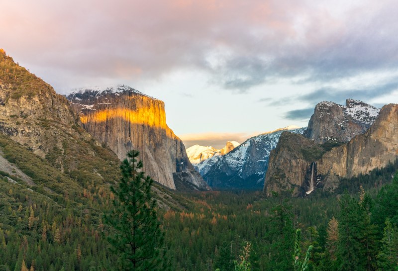 golden sunrays on the cliffs in yosemite valley in the evening, golden sun on el capitan 4k