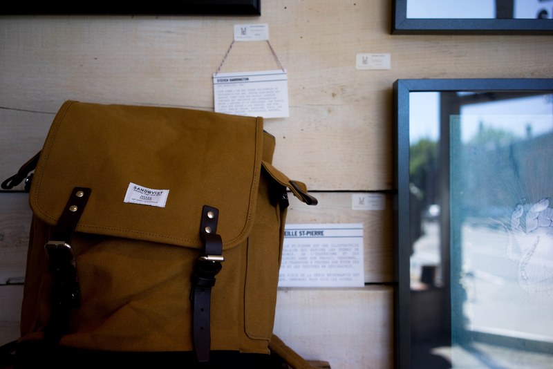 a brown bag with leather straps, trendy backpack 4k