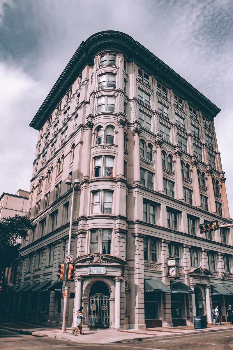 the facade of a neoclassical residential building in san antonio, neoclassical architecture 4k